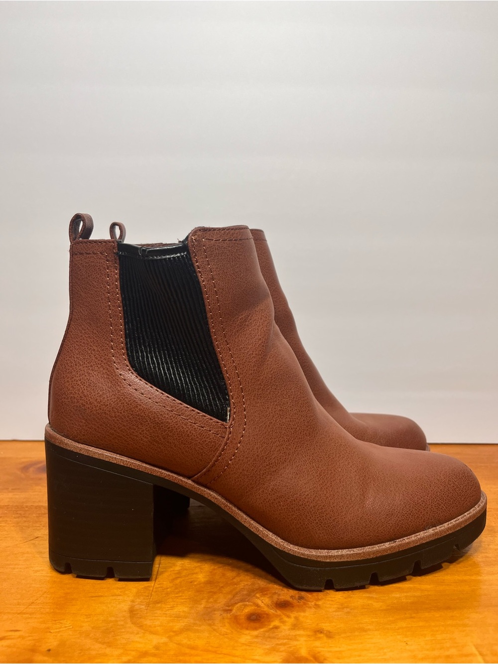 Naturalizer Madalynngore Brown Leather Chelsea Ankle Boots with Black Elastic